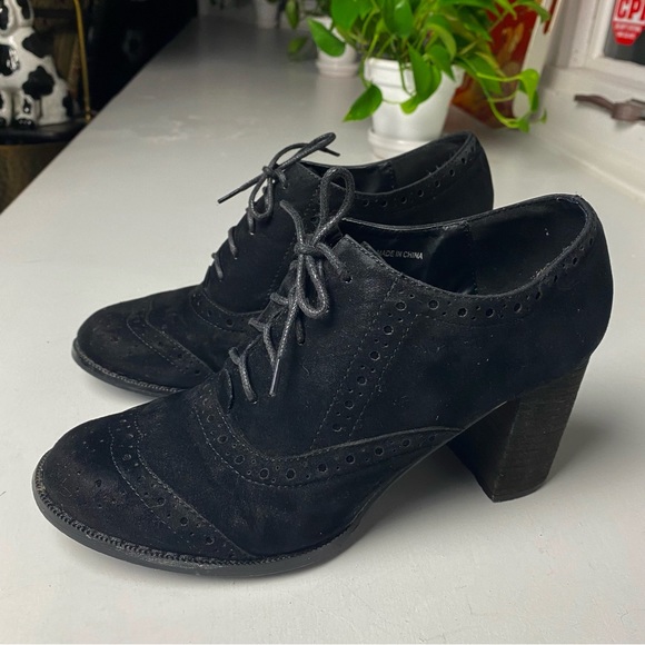 Black Faux Leather Lace Up Wingtip Block Heel Oxfords - Picture 1 of 4